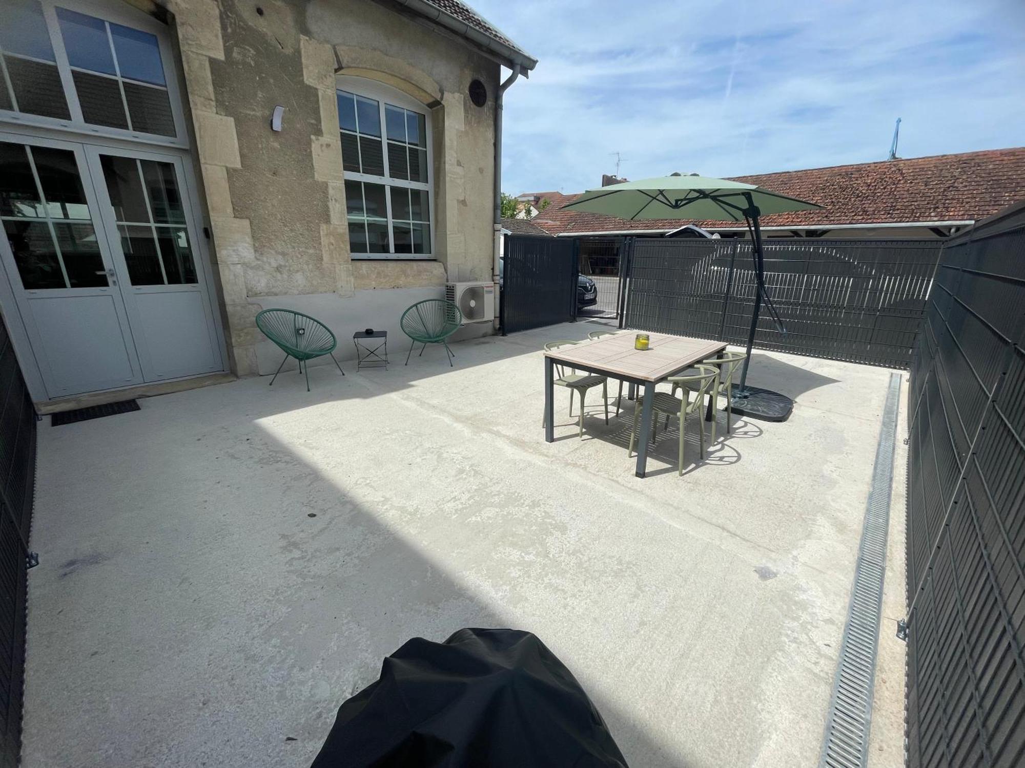 Appartement Le Cote Cour à Dole Extérieur photo